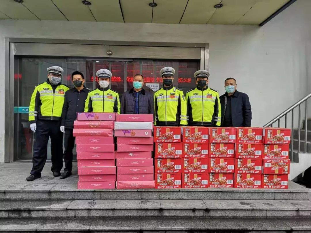 · 警民團(tuán)結(jié)，齊心抗疫，傳遞滿滿正能量
